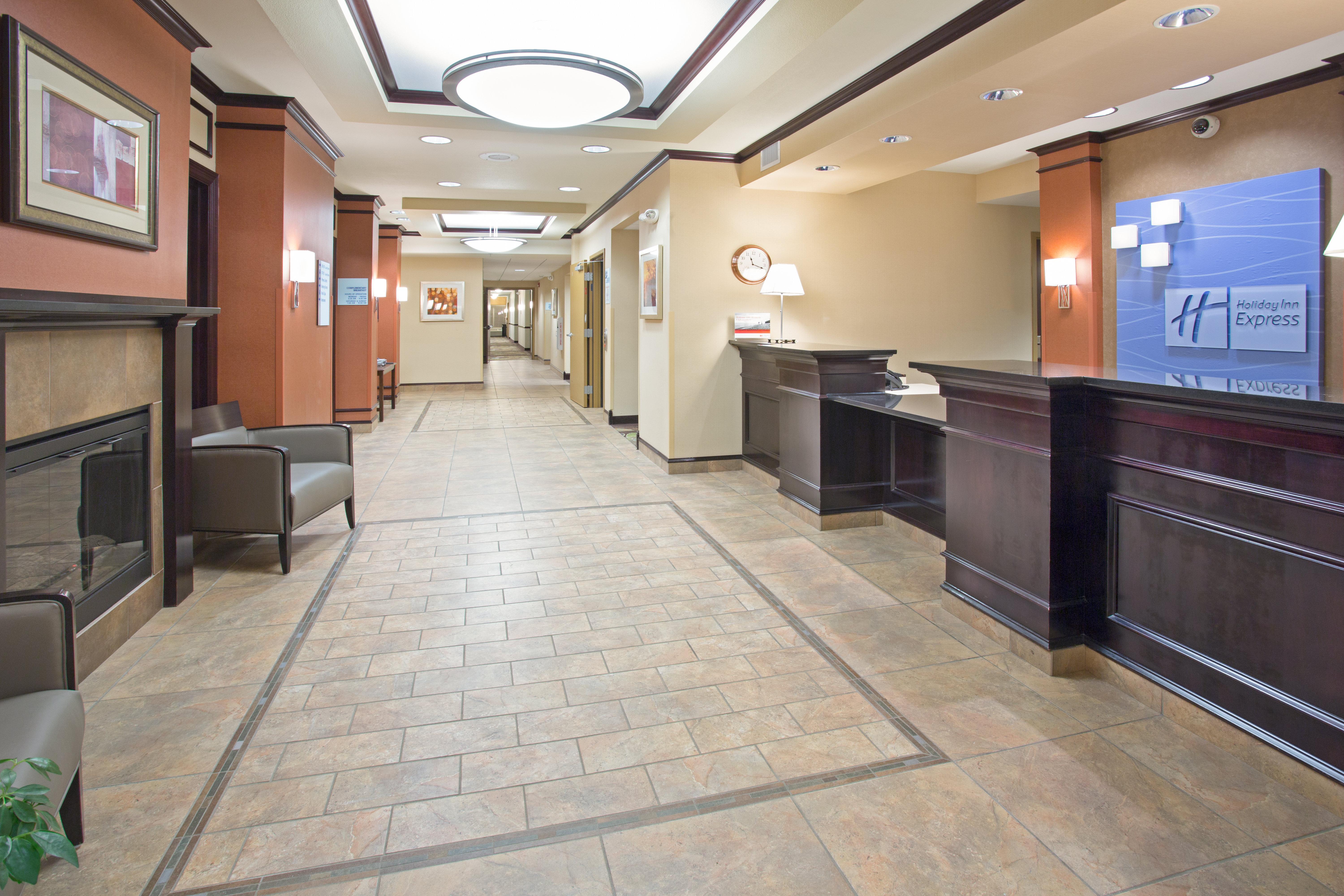 Holiday Inn Express Hotel & Suites Minot South By Ihg Exterior foto