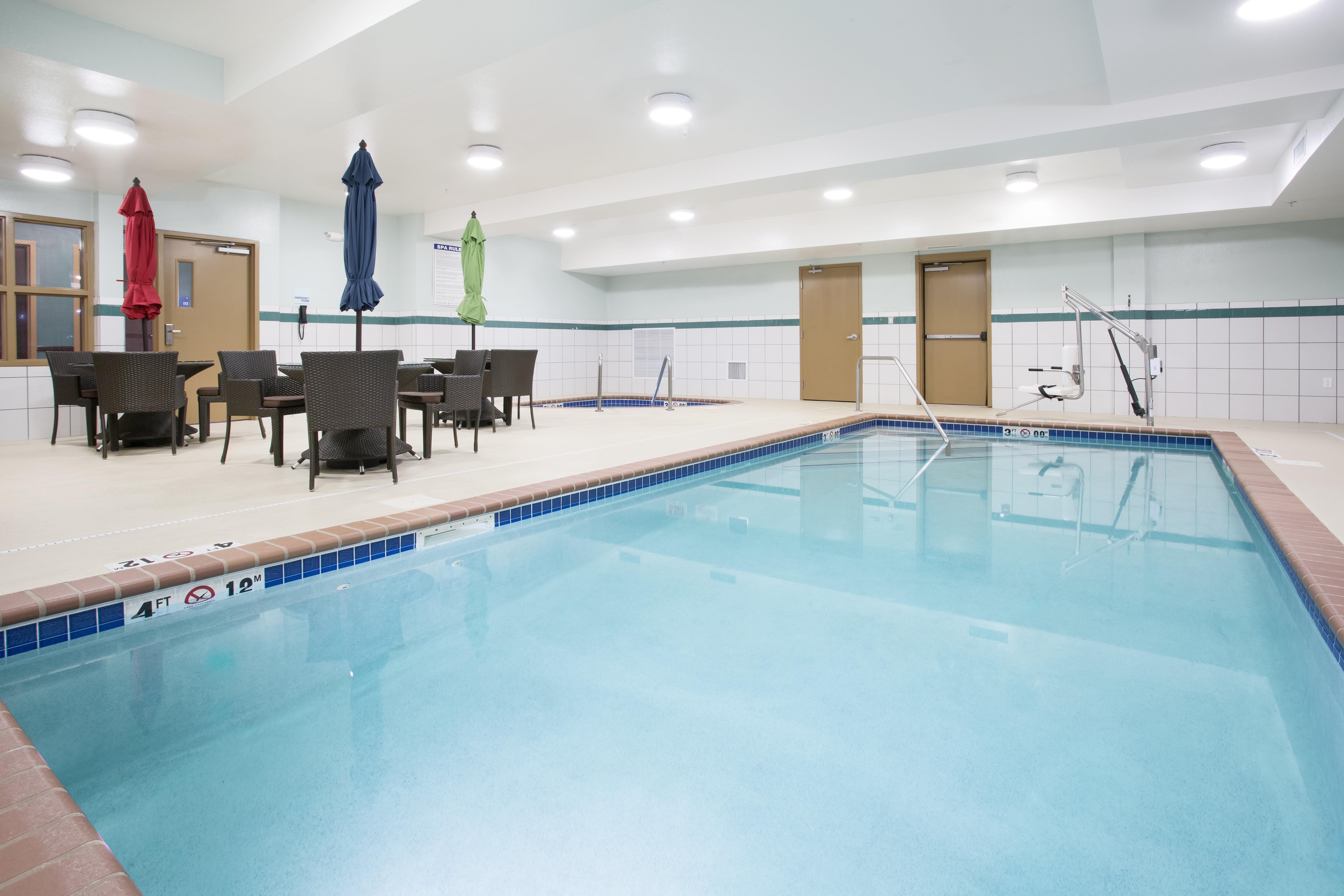 Holiday Inn Express Hotel & Suites Minot South By Ihg Exterior foto