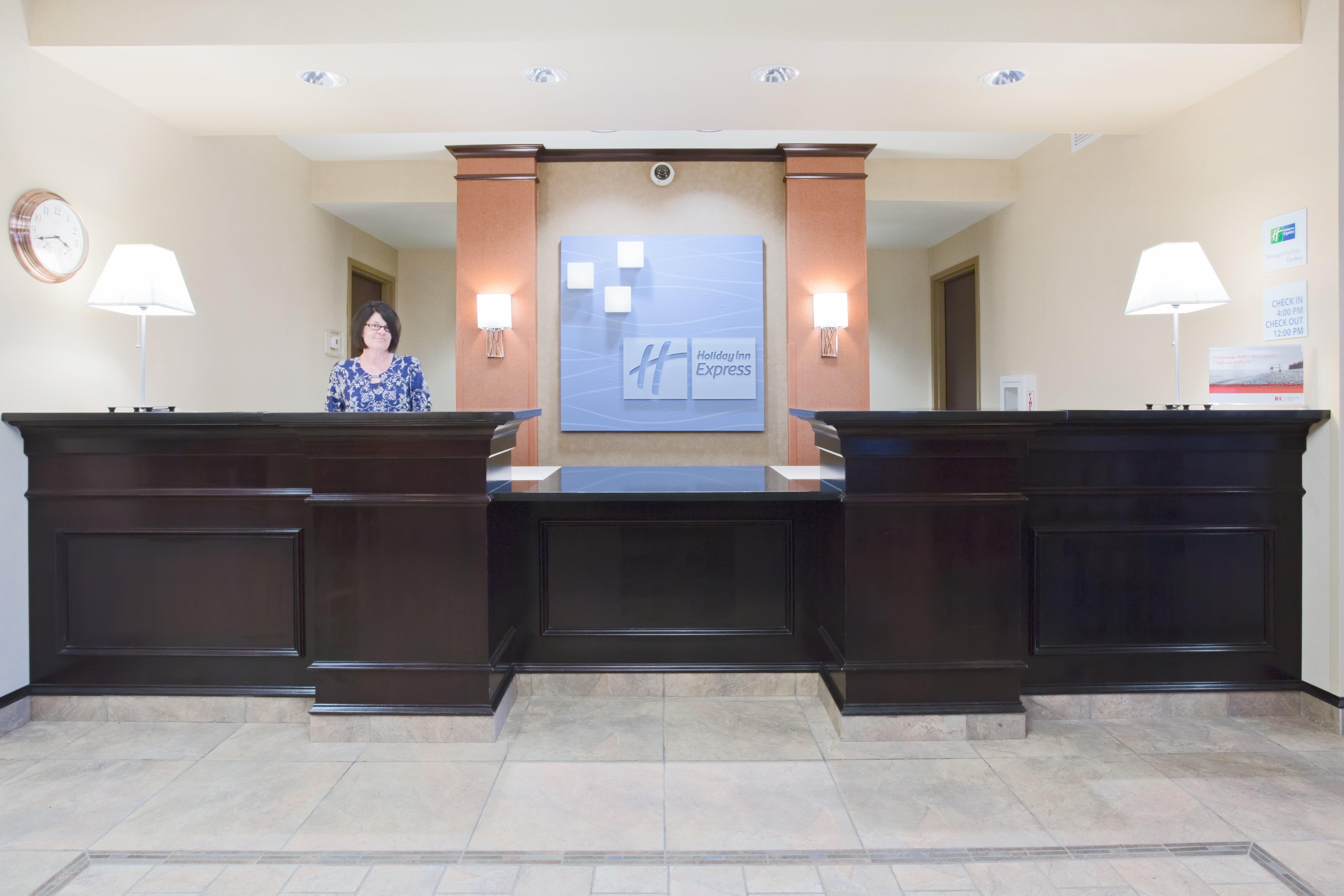 Holiday Inn Express Hotel & Suites Minot South By Ihg Exterior foto
